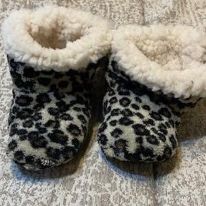 Skidders Plush Booties Girls size 0-6 Month BNWT